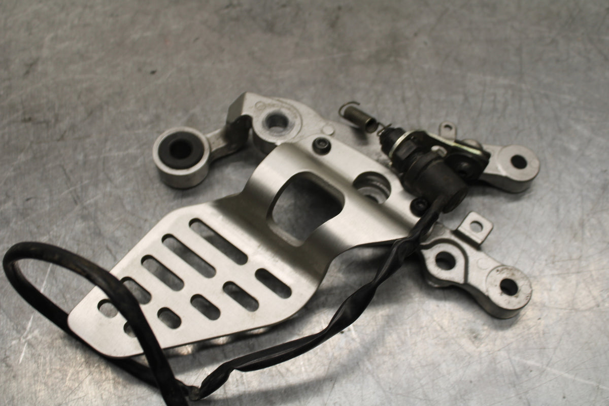 06 YAMAHA YZF R6 RIGHT LEFT REARSETS REAR SET DRIVER FOOT PEGS  BB716