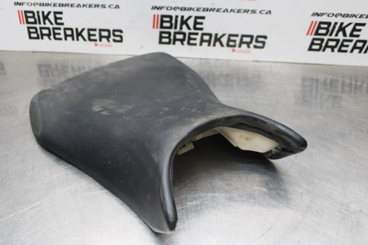 05 YAMAHA YZF R6 FRONT DRIVERS SEAT PAD SADDLE PILLION BB814