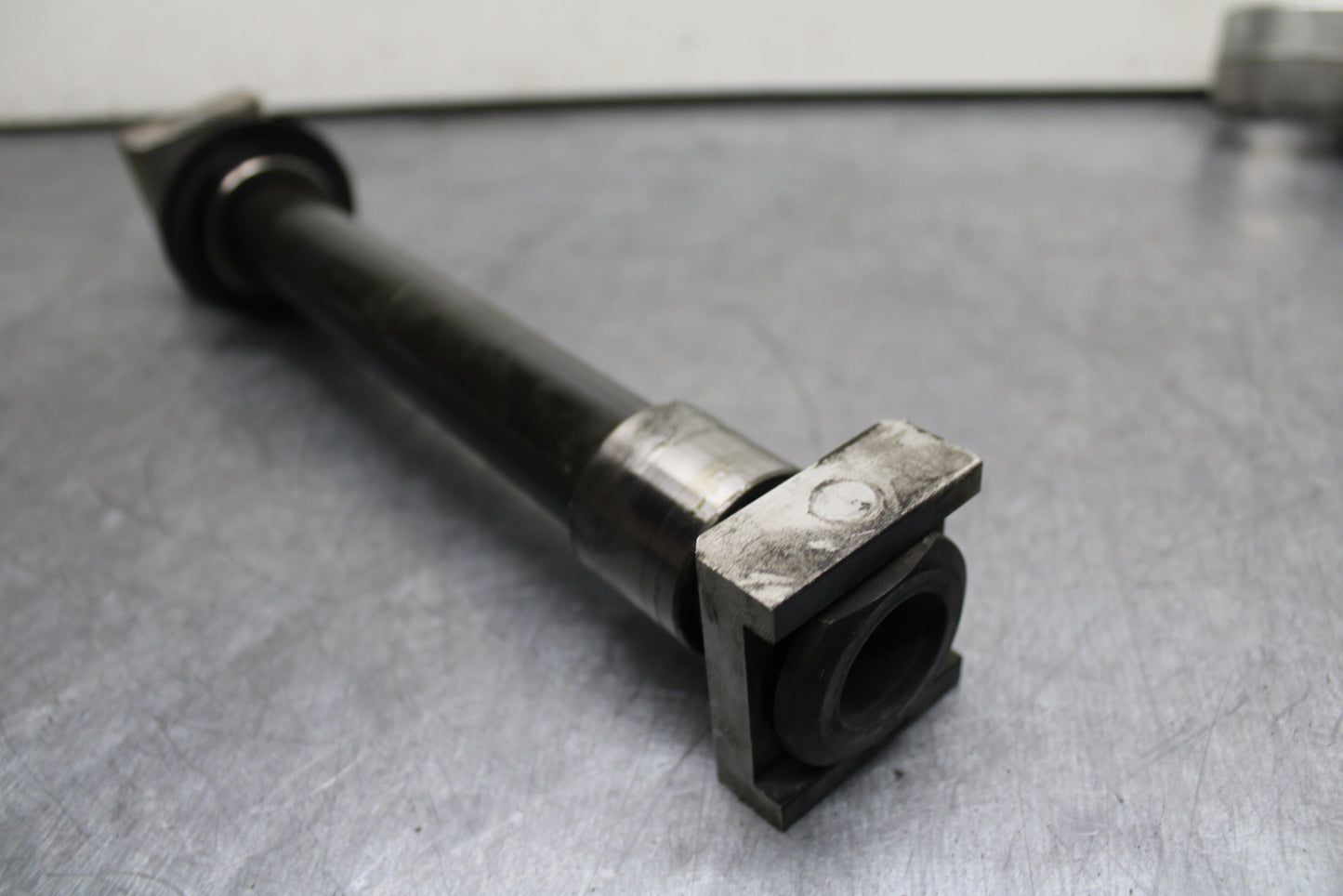 03-05 YAMAHA YZF R6  REAR AXLE BACK WHEEL RIM PIVOT BOLT AXEL BB751