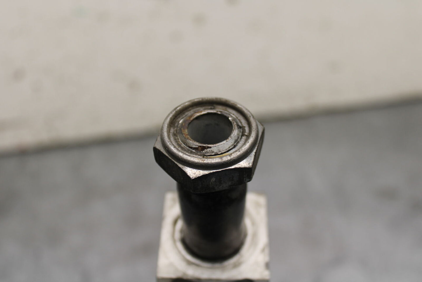 05-06 HONDA CBR600RR REAR AXLE BACK WHEEL RIM PIVOT BOLT AXEL BB727