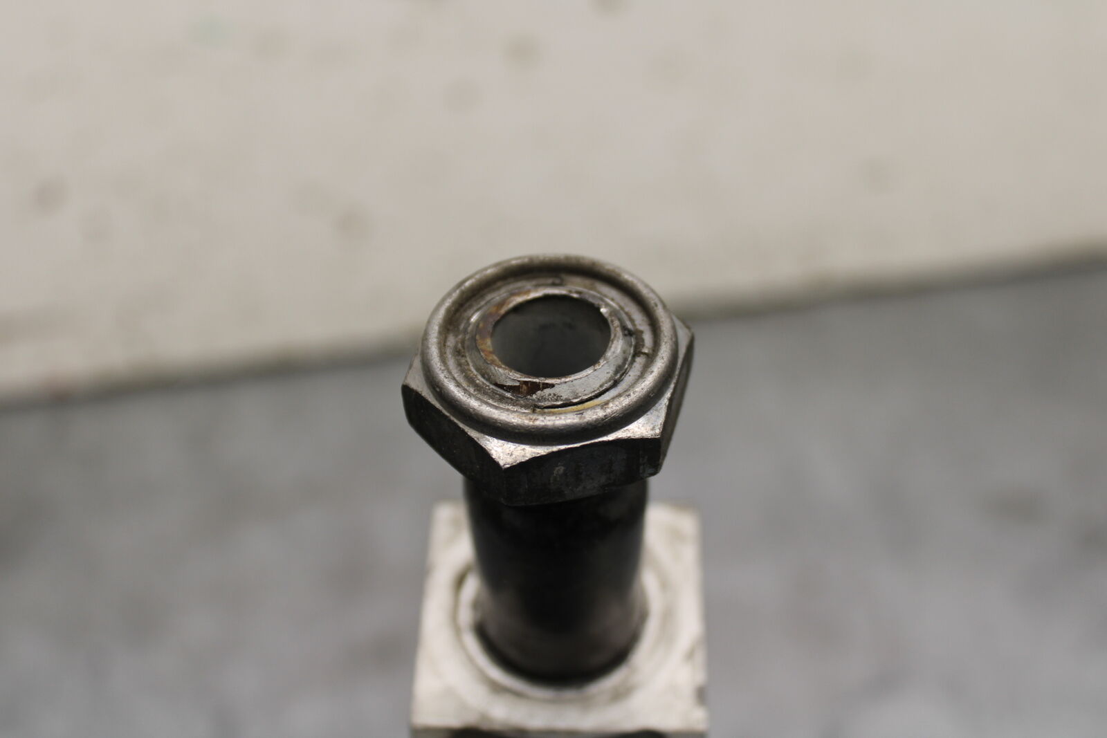 05-06 HONDA CBR600RR REAR AXLE BACK WHEEL RIM PIVOT BOLT AXEL BB727