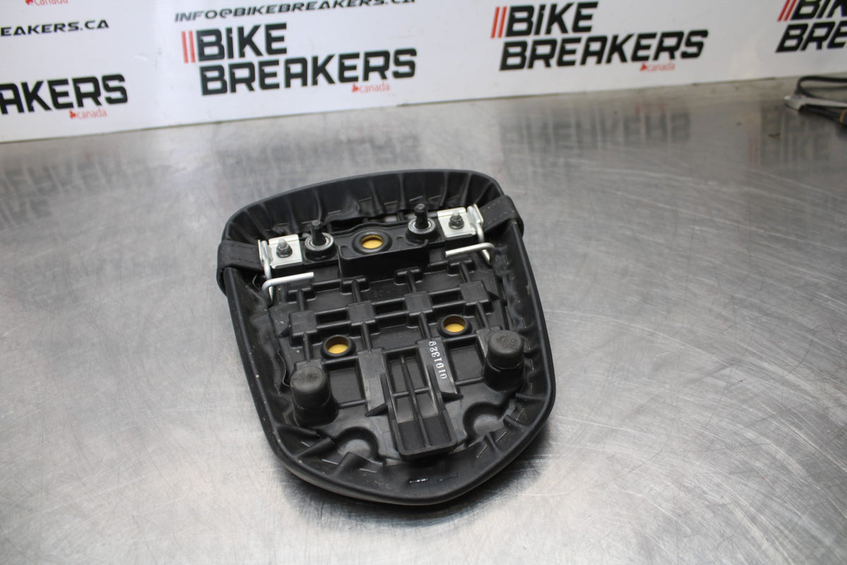 06-07 SUZUKI GSXR 600 REAR BACK PASSENGER TANDEM SEAT PAD SADDLE PILLION BB178