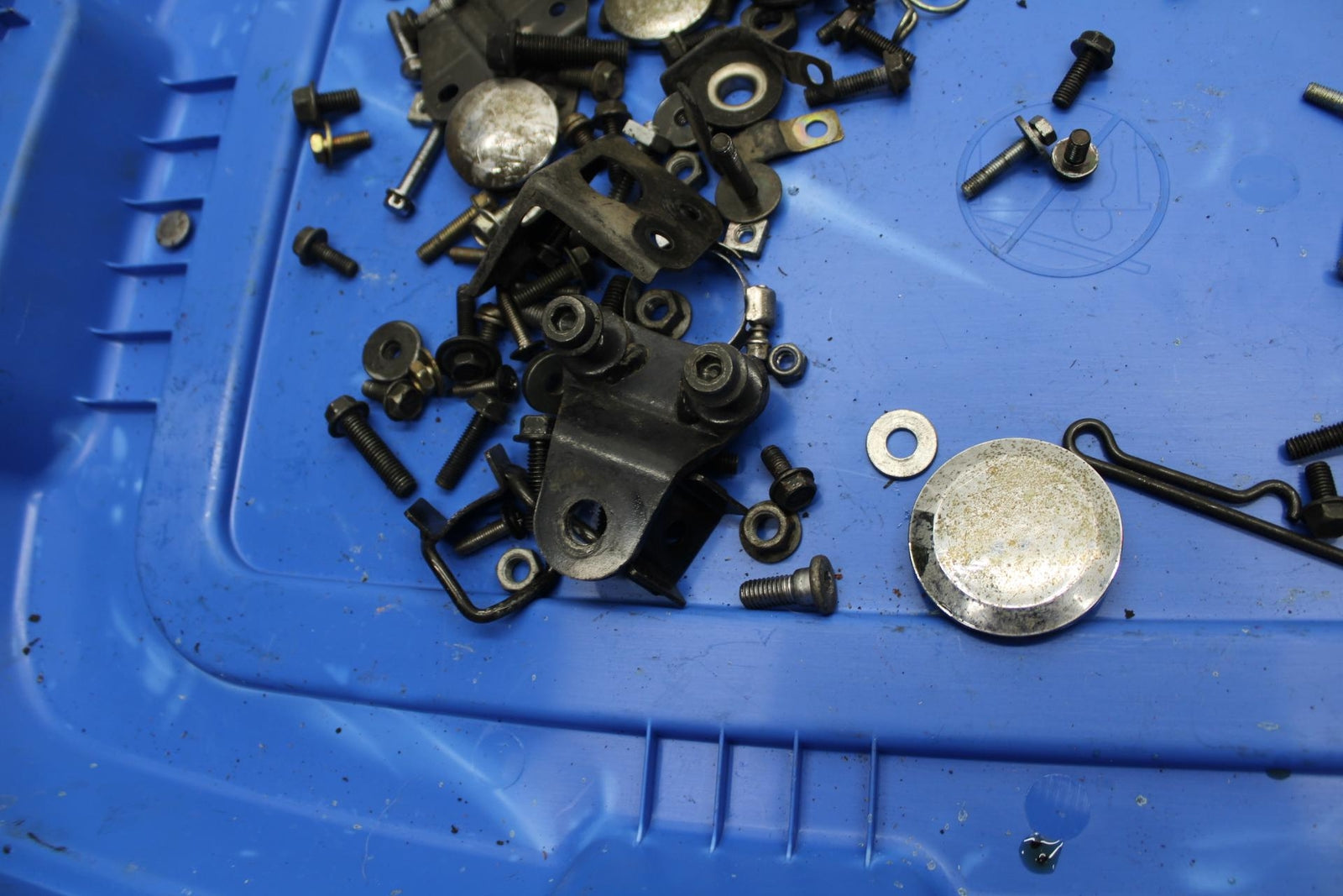 00-01 KAWASAKI ZZR600 LEFTOVER MOUNTING BOLTS HARDWARE MOTOR SCREWS BB31