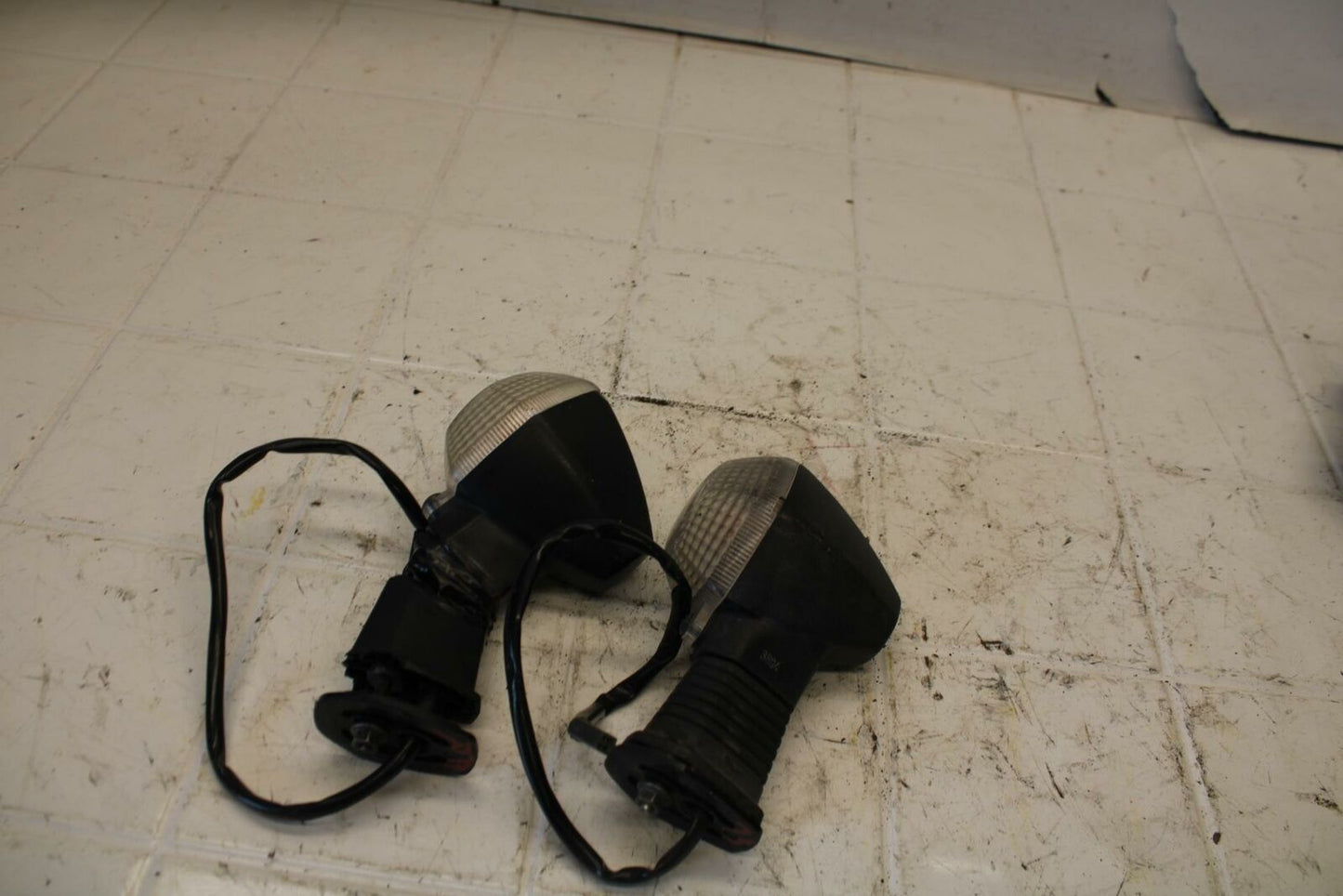 06-07 SUZUKI BANDIT 1200S ABS FRONT LEFT RIGHT TURN SIGNALS LIGHT BB21