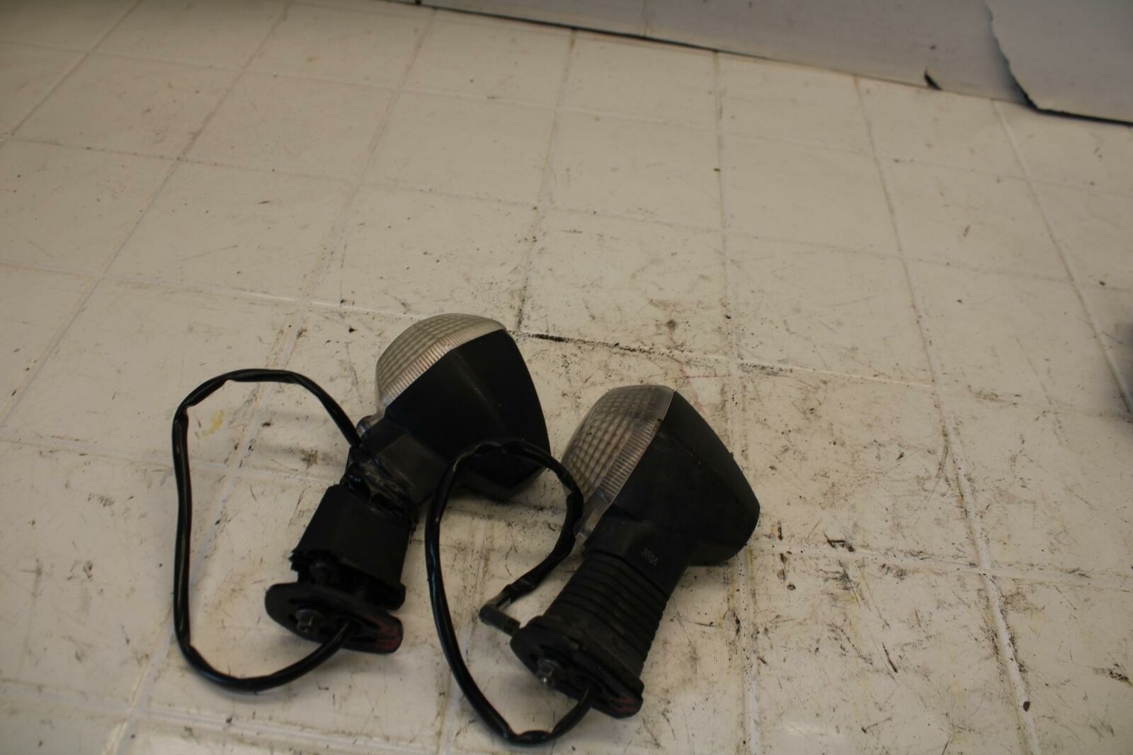 06-07 SUZUKI BANDIT 1200S ABS FRONT LEFT RIGHT TURN SIGNALS LIGHT BB21