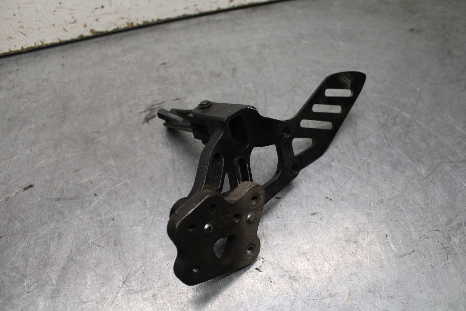 08-09 SUZUKI GSXR600 LEFT REARSET REAR SET DRIVER FOOT PEG REST STOP BB728