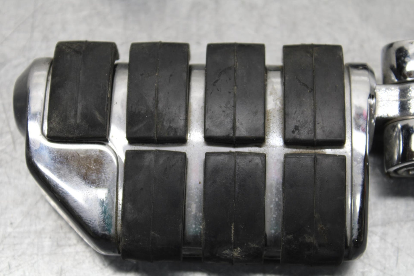 2005 Kawasaki Vulcan 1600 VN1600A Classic FRONT FOOT RESTS PEGS SET PAIR BB574