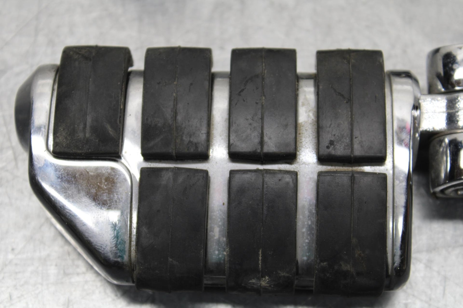 2005 Kawasaki Vulcan 1600 VN1600A Classic FRONT FOOT RESTS PEGS SET PAIR BB574