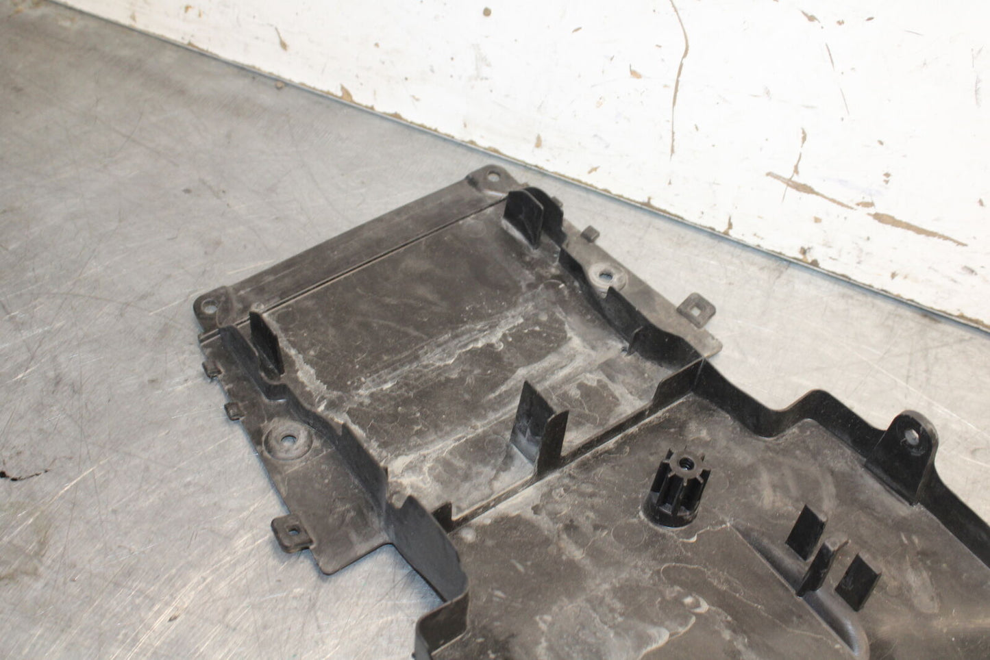 09-12 KAWASAKI NINJA ZX6R REAR BACK TAIL UNDERTAIL BATTERY TRAY PLASTIC BB698