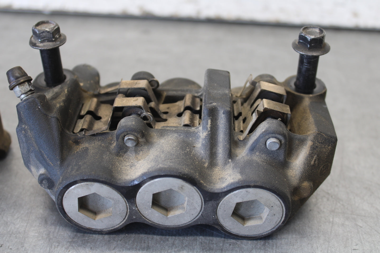 09-14 YAMAHA YZF R1 RIGHT LEFT FRONT BRAKE CALIPER SET PAIR CALIPERS BB696