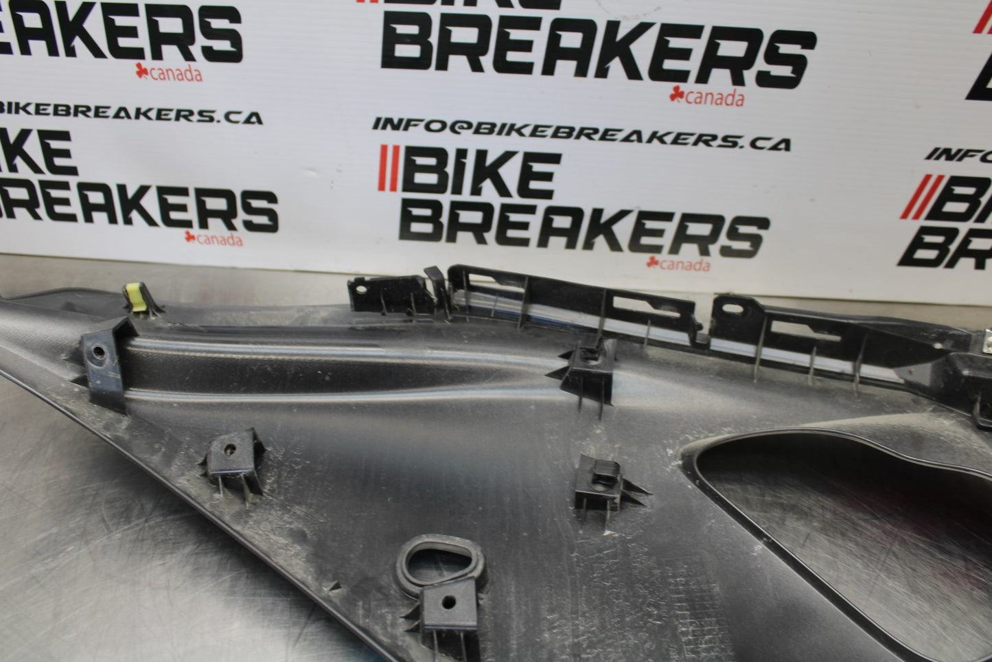 22-25 YAMAHA YZF R7 RIGHT MID UPPER SIDE FAIRING COWL BB182