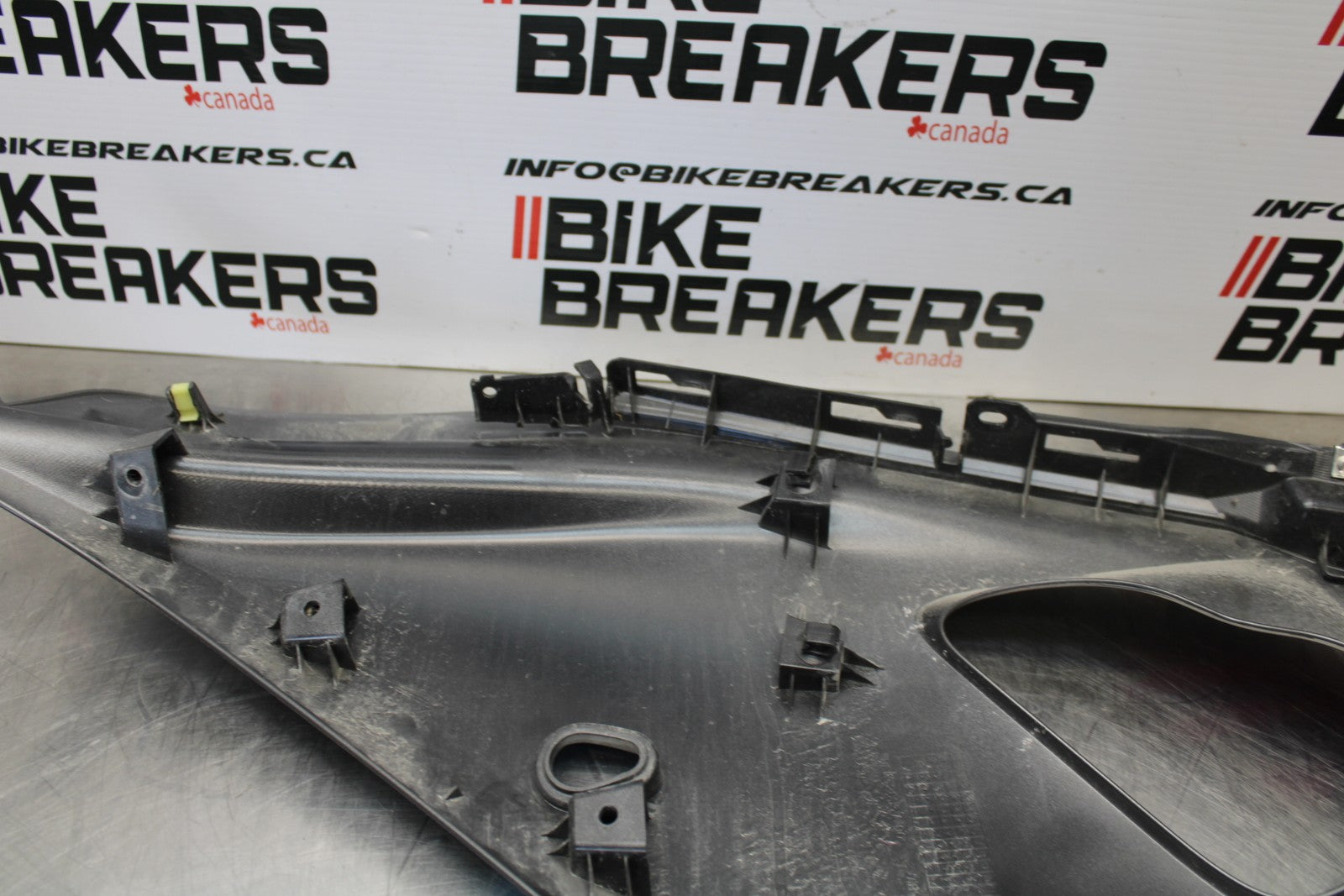 22-25 YAMAHA YZF R7 RIGHT MID UPPER SIDE FAIRING COWL BB182