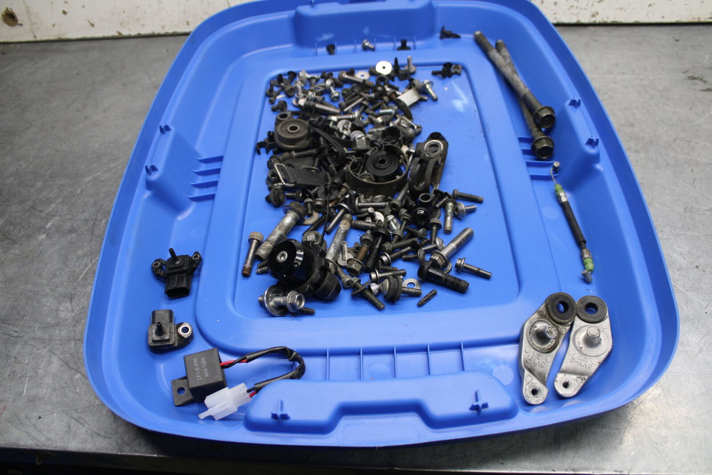 06 YAMAHA YZF R6 MOUNTING BOLTS HARDWARE MOTOR SCREWS BB716