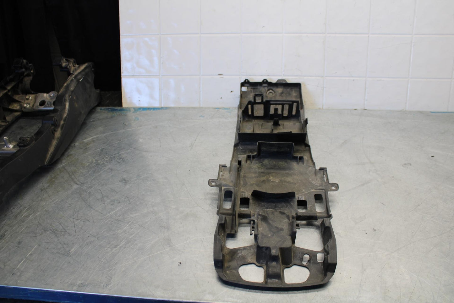 15-21 SUZUKI GSXR600 REAR BACK TAIL UNDERTAIL BATTERY TRAY PLASTIC BB437