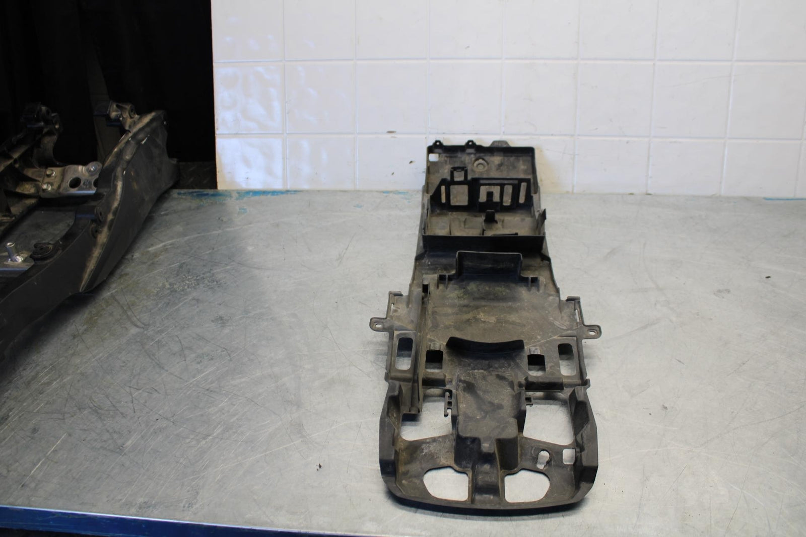 15-21 SUZUKI GSXR600 REAR BACK TAIL UNDERTAIL BATTERY TRAY PLASTIC BB437