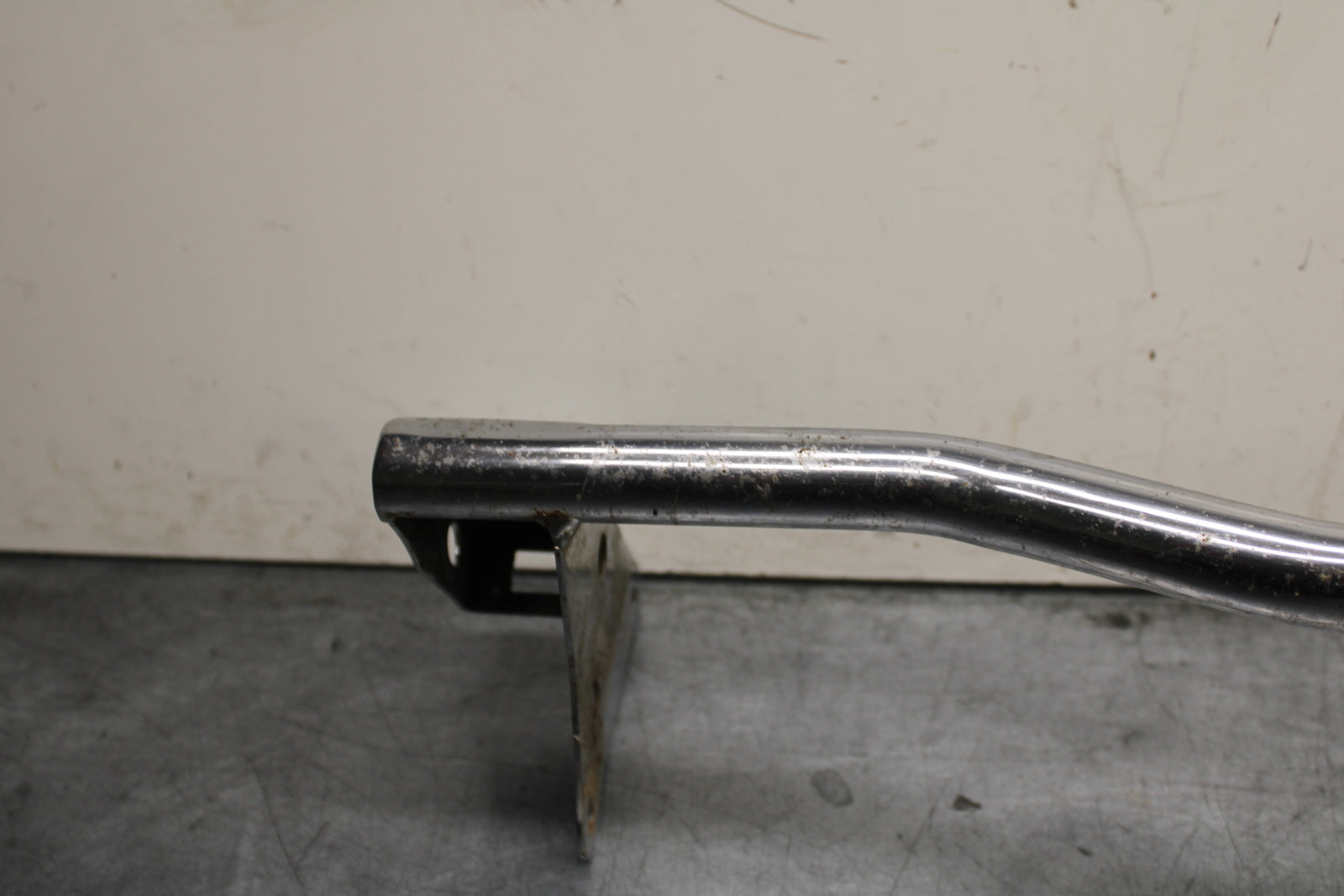 03-08 KAWASAKI VULCAN 1600 FRONT TURN SIGNAL BAR MOUNT BRACKET BB754