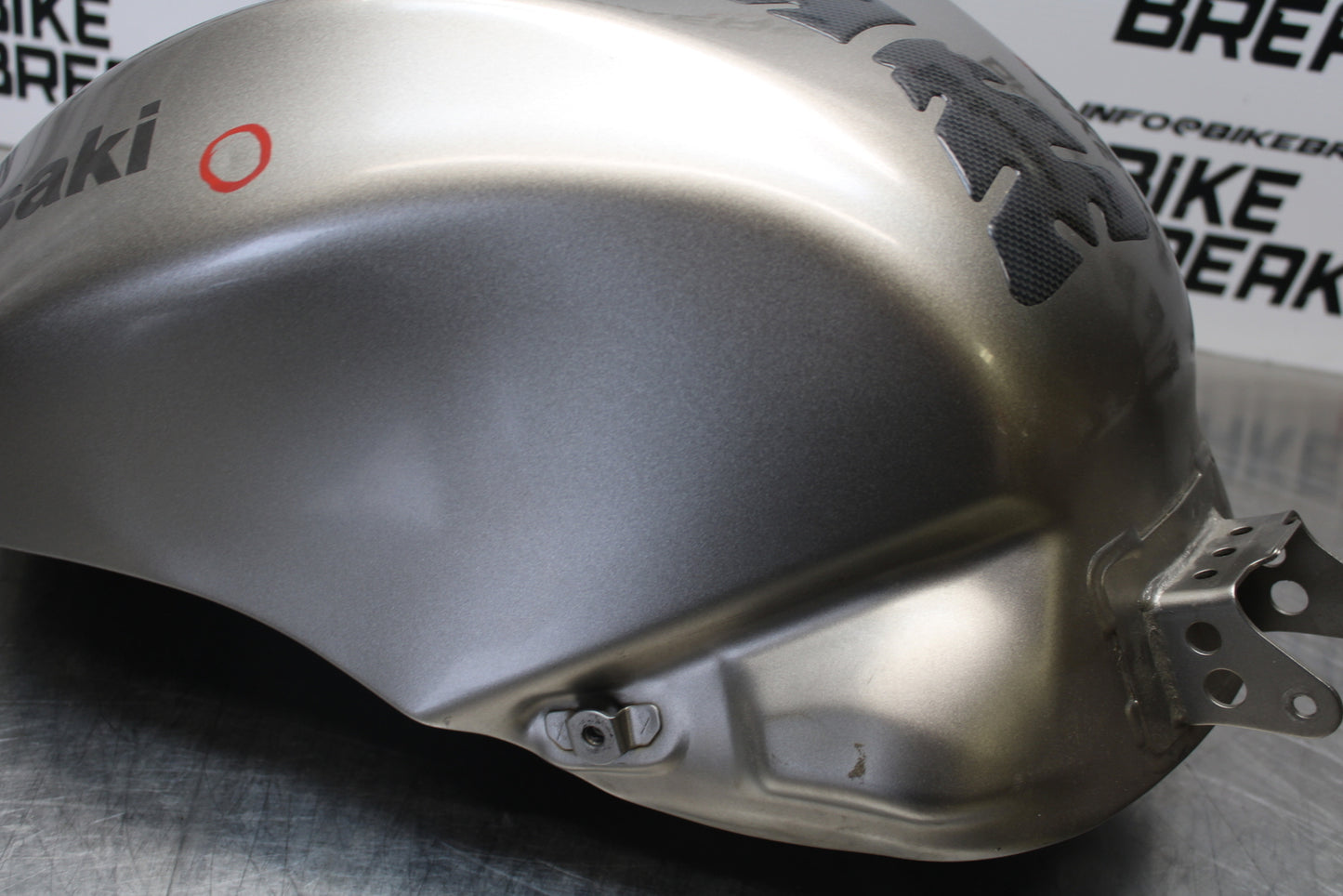 04-05 KAWASAKI NINJA ZX10R GAS TANK FUEL CELL PETROL RESERVOIR BB163