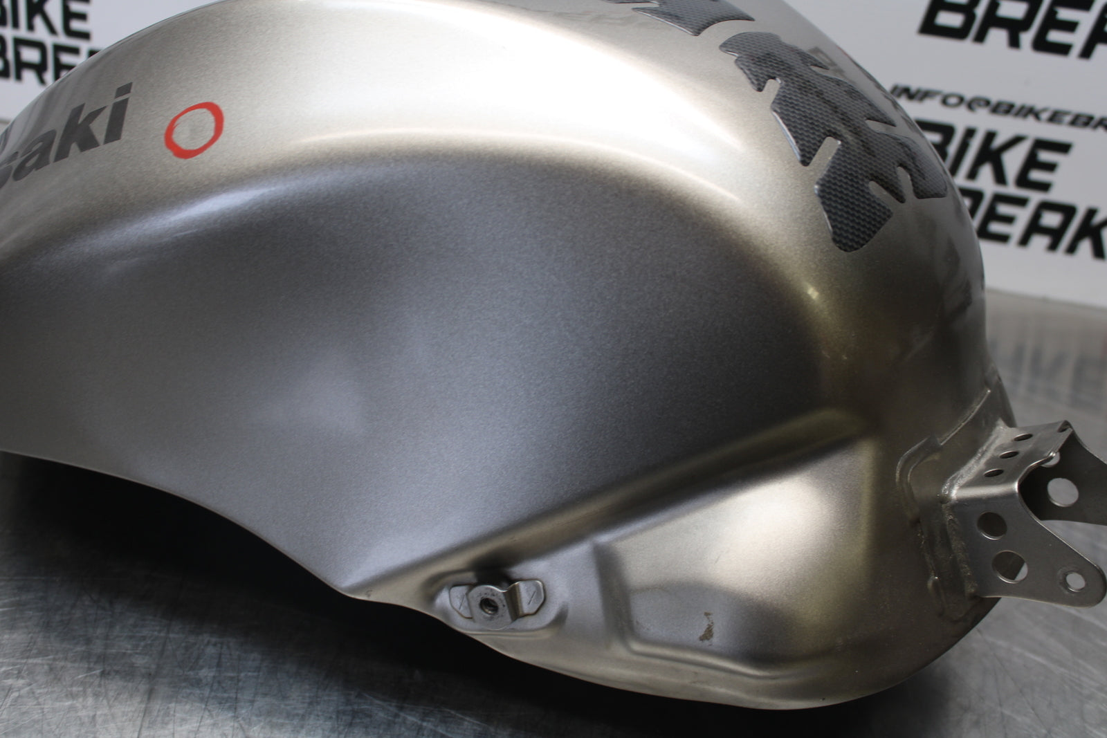 04-05 KAWASAKI NINJA ZX10R GAS TANK FUEL CELL PETROL RESERVOIR BB163