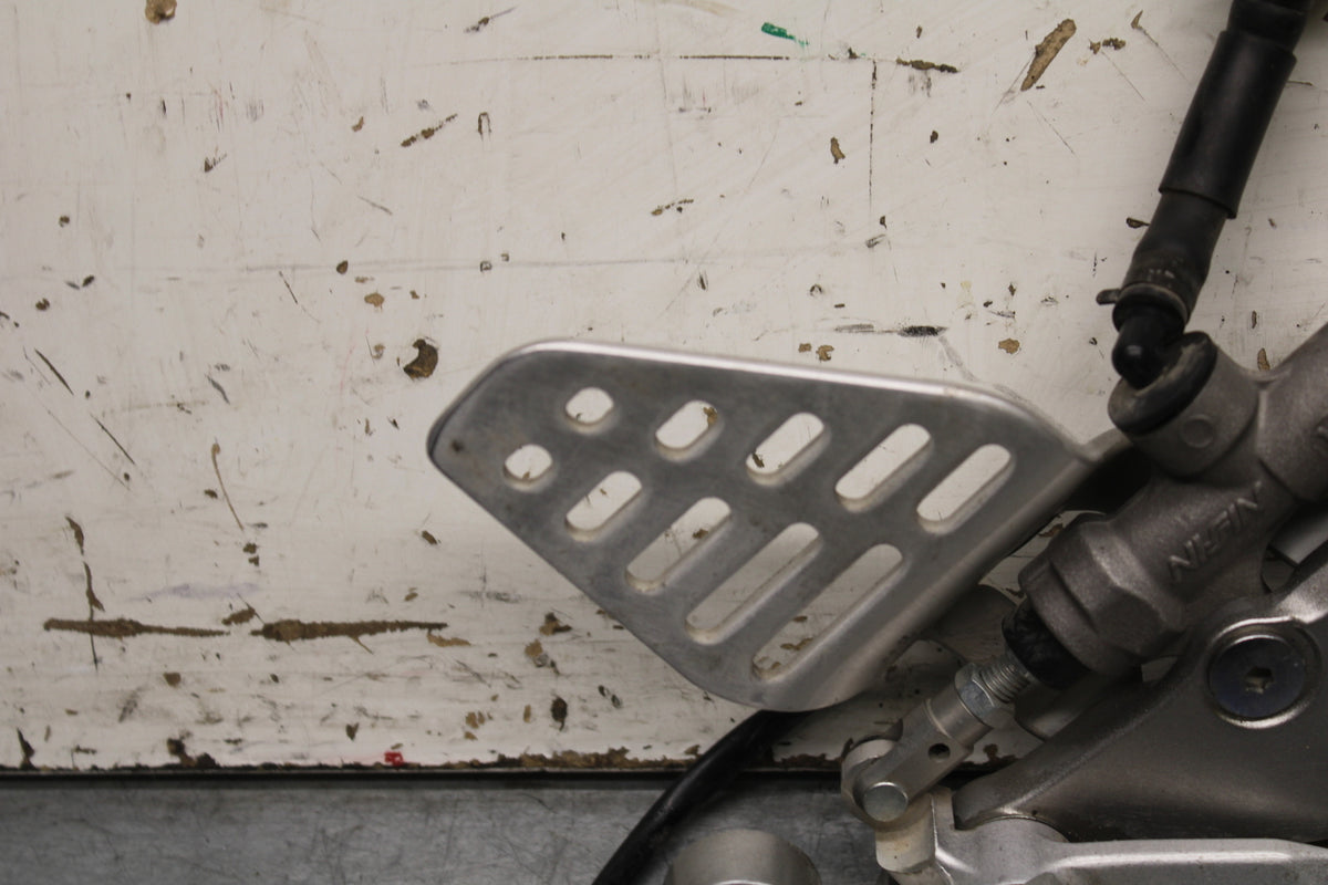 06-07 YAMAHA YZF R6 RIGHT REARSET REAR SET DRIVER FOOT PEG REST STOP BB742