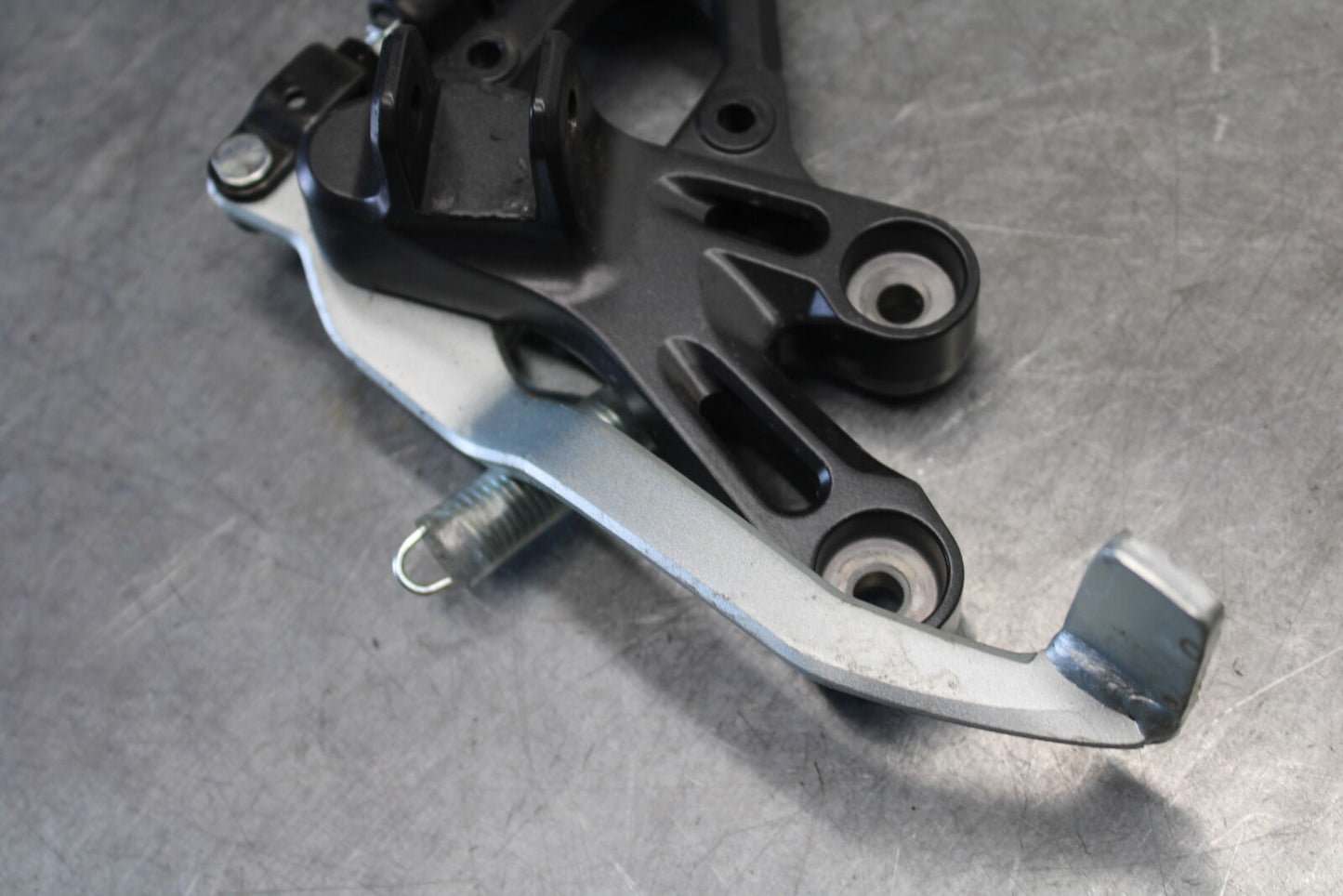 22-23 YAMAHA YZF R7 RIGHT REARSET REAR SET DRIVER FOOT PEG REST STOP BB583