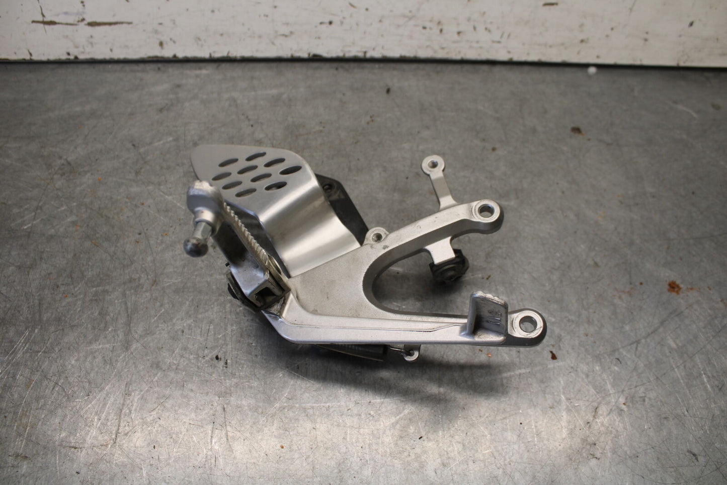 04-06 YAMAHA YZF R1 RIGHT REARSET REAR SET DRIVER FOOT PEG REST STOP BB432
