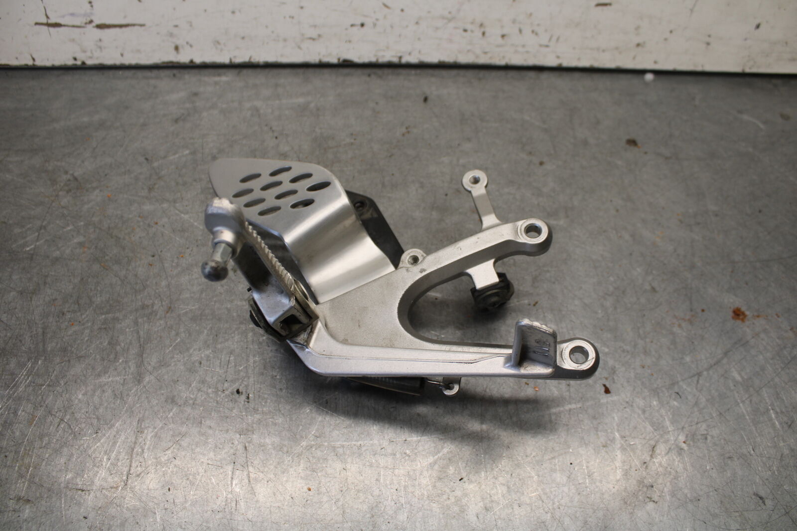 04-06 YAMAHA YZF R1 RIGHT REARSET REAR SET DRIVER FOOT PEG REST STOP BB432