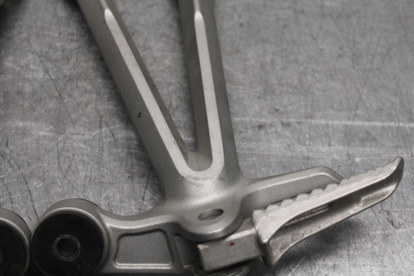 05-08 SUZUKI GSXR1000 REAR BACK PASSENGER PEG SET PAIR BB113