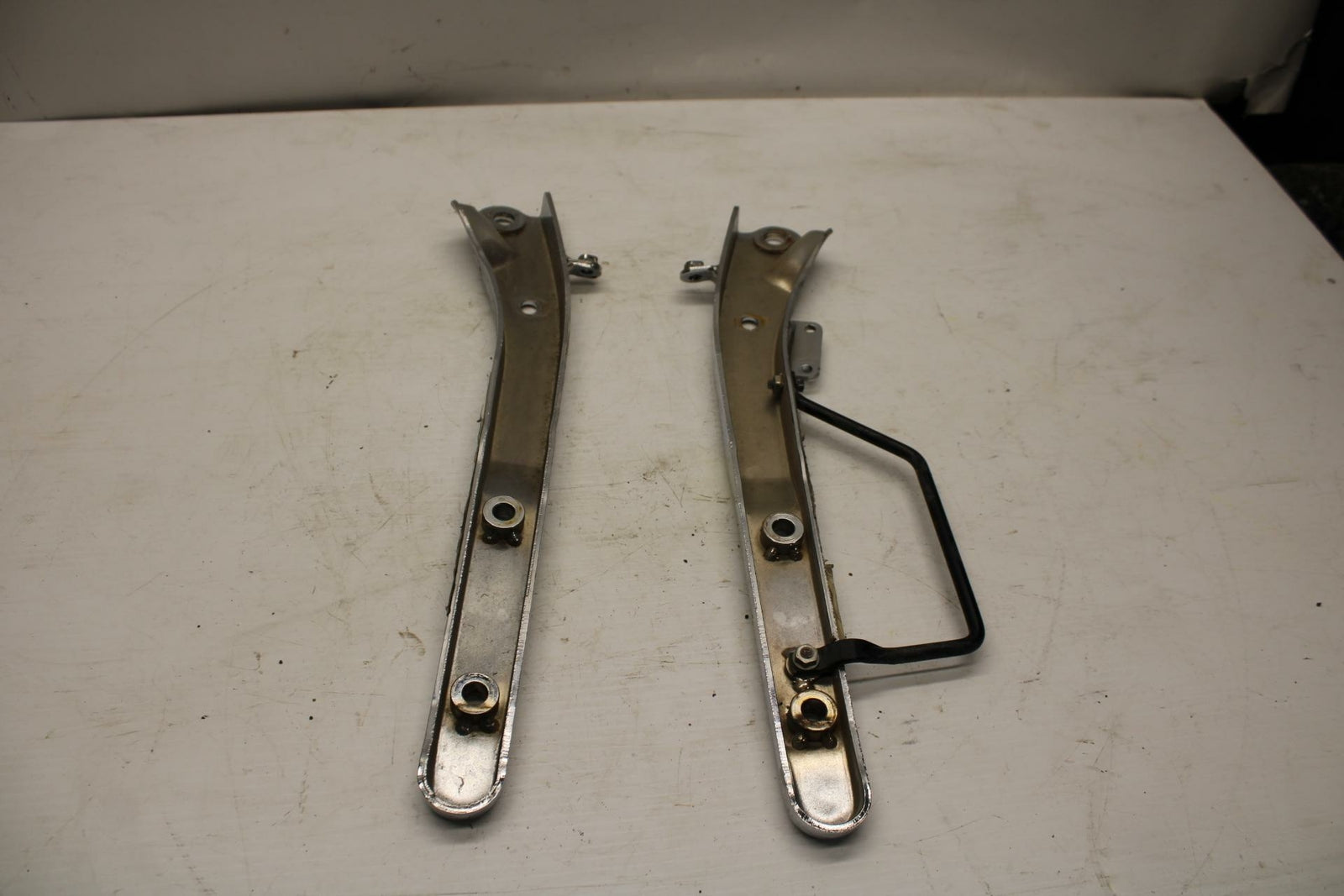 00-07 HONDA SHADOW SABRE 1100 REAR PASSENGER FENDER GRAB RAIL BB350