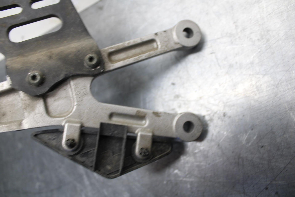 07 YAMAHA YZF R6 2c0 LEFT REARSET REAR SET DRIVER FOOT PEG BRACKET MOUNT