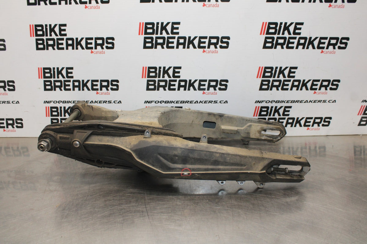 15 TRIUMPH TIGER 800 REAR SWINGARM BACK SUSPENSION SWING ARM BB873