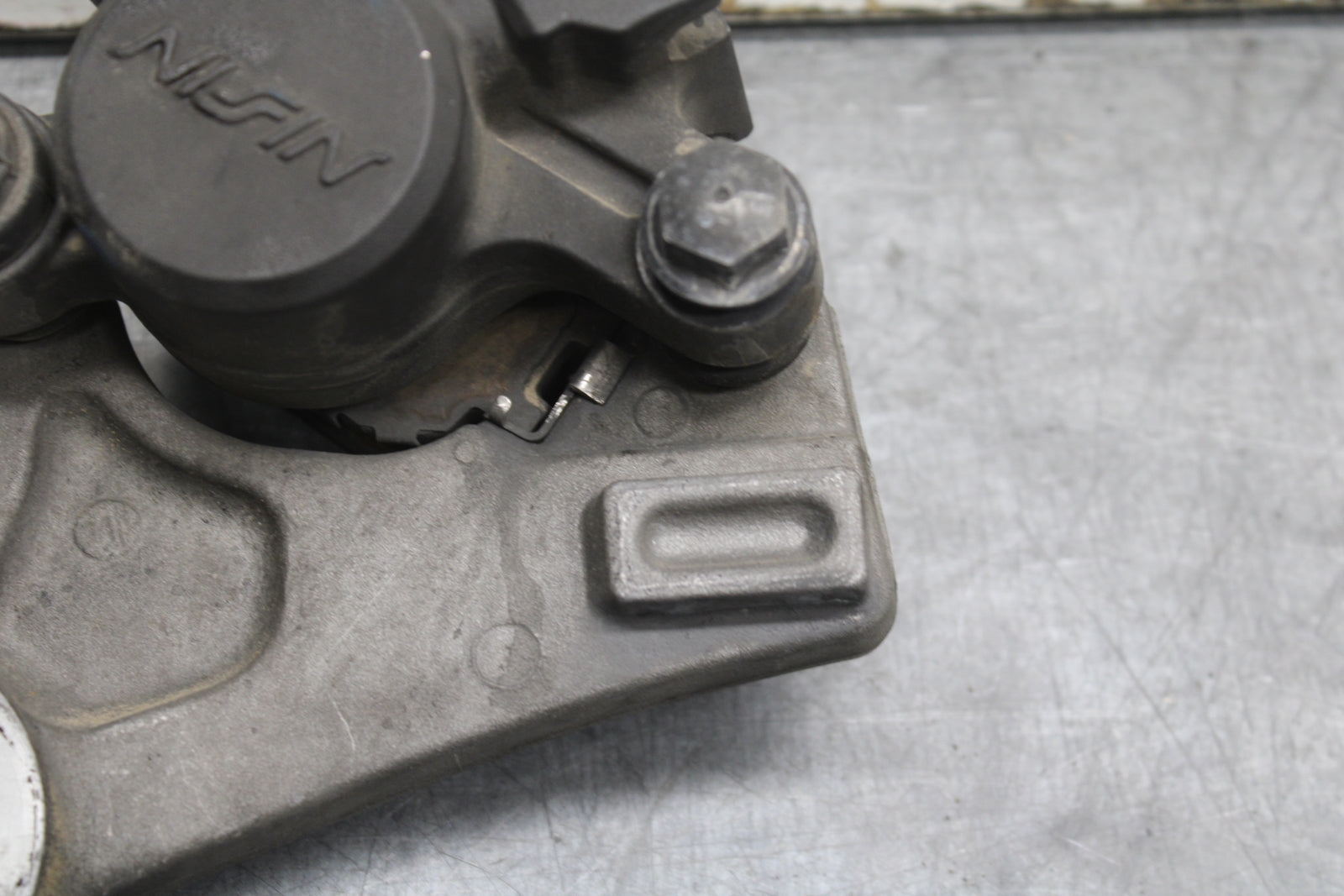 07-08 YAMAHA YZF R1 REAR BACK BRAKE CALIPER W MOUNT BRACKET BB724