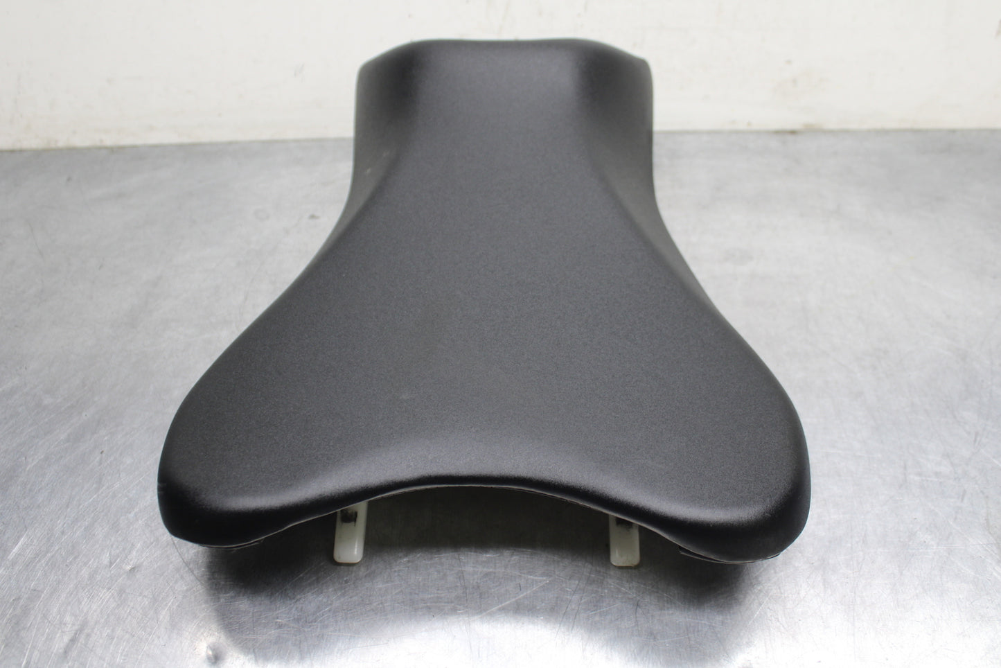 09 SUZUKI GSXR600 FRONT DRIVERS SEAT PAD SADDLE PILLION BB759