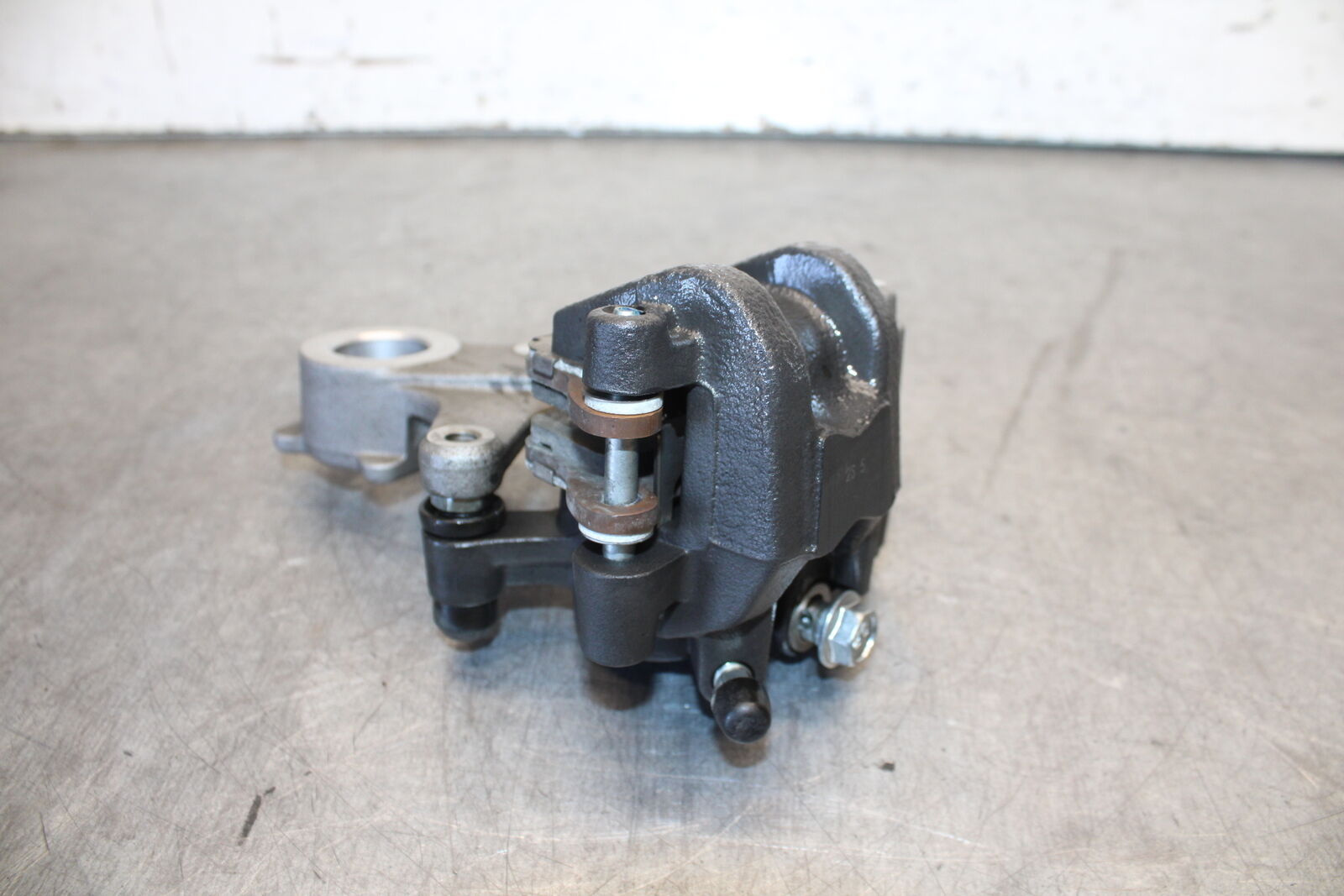 11-24 SUZUKI GSXR750 REAR BACK BRAKE CALIPER W MOUNT BRACKET BB687