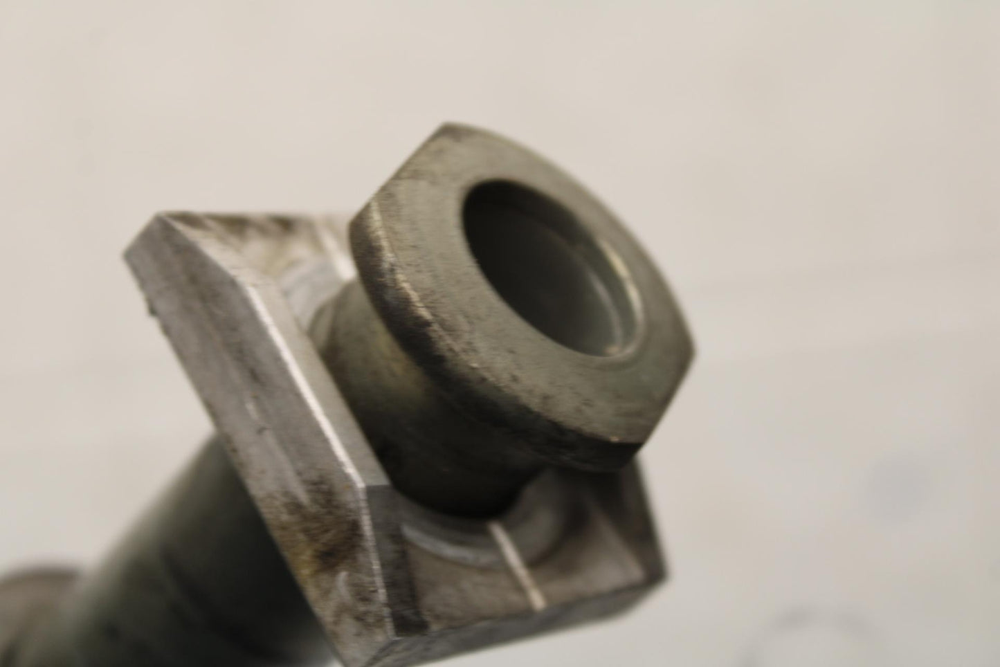 2011 Kawasaki Ninja ZX6R ZX600R REAR AXLE BACK WHEEL RIM PIVOT BOLT AXEL BB587