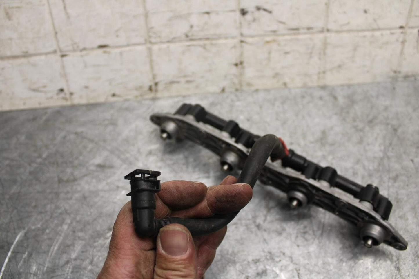 2009 Kawasaki Ninja ZX6R ZX600R SECONDARY FUEL INJECTORS TOP  GAS RAIL BB538