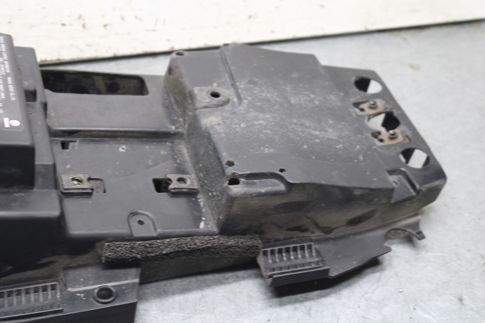 16-21 YAMAHA XSR900 REAR BACK TAIL UNDERTAIL BATTERY TRAY PLASTIC BB664