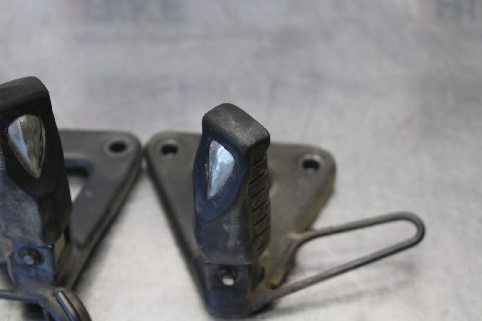 08-18 KAWASAKI KLR650 REAR BACK PASSENGER PEG SET PAIR BB183