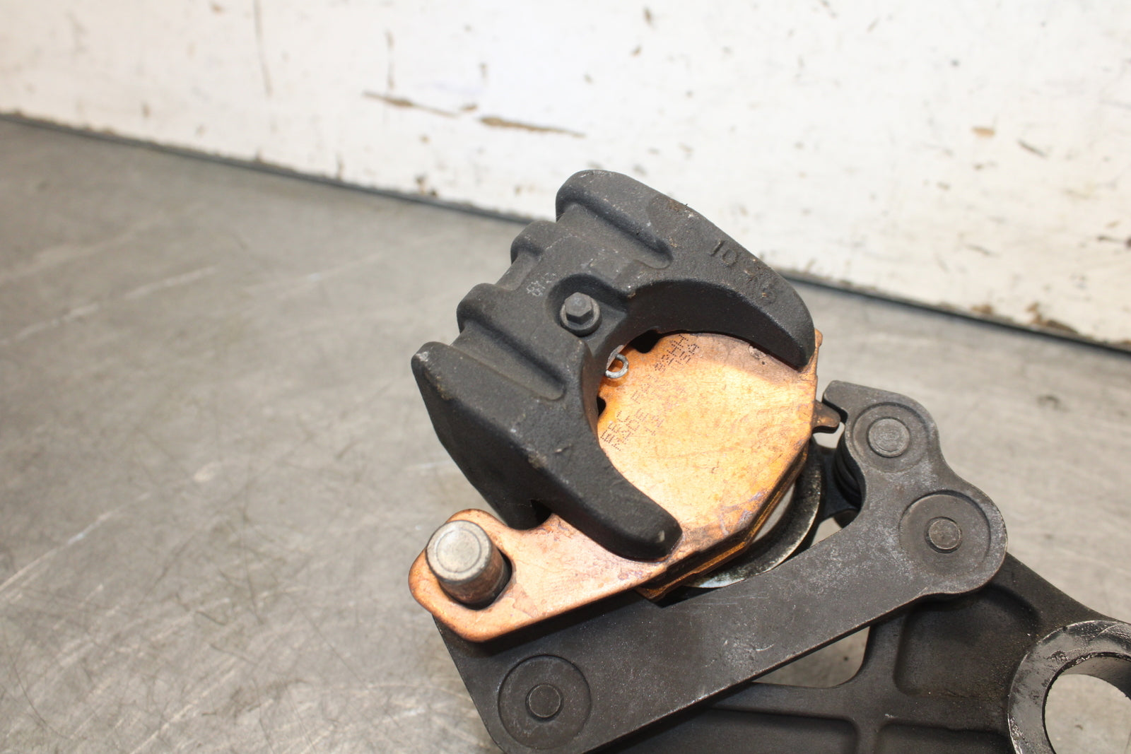 09-12 KAWASAKI NINJA ZX6R REAR BACK BRAKE CALIPER W MOUNT BRACKET BB698