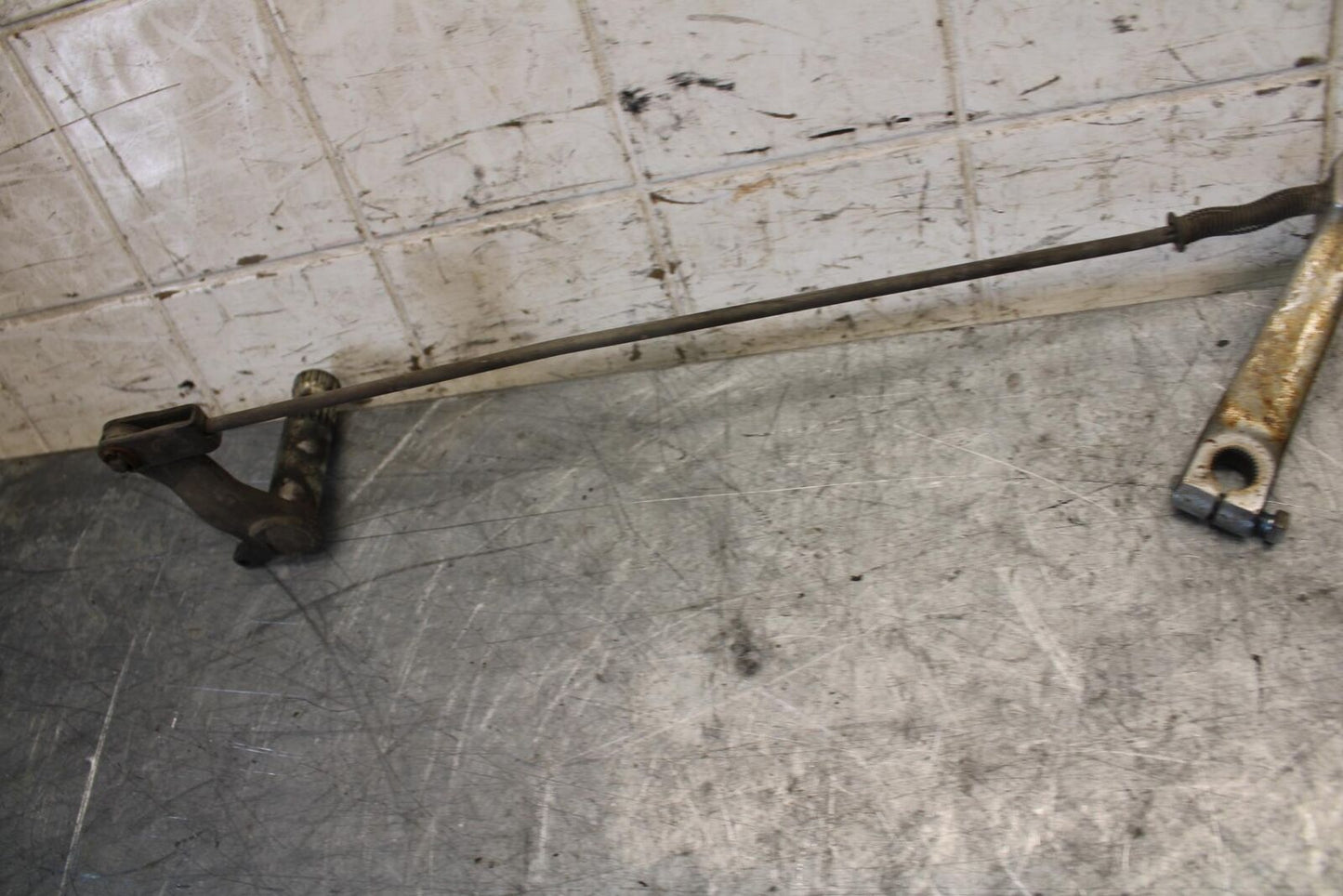 1982 Suzuki GS450L REAR BACK BRAKE TORQUE ROD SHAFT BAR 64311-44200-019 BB52