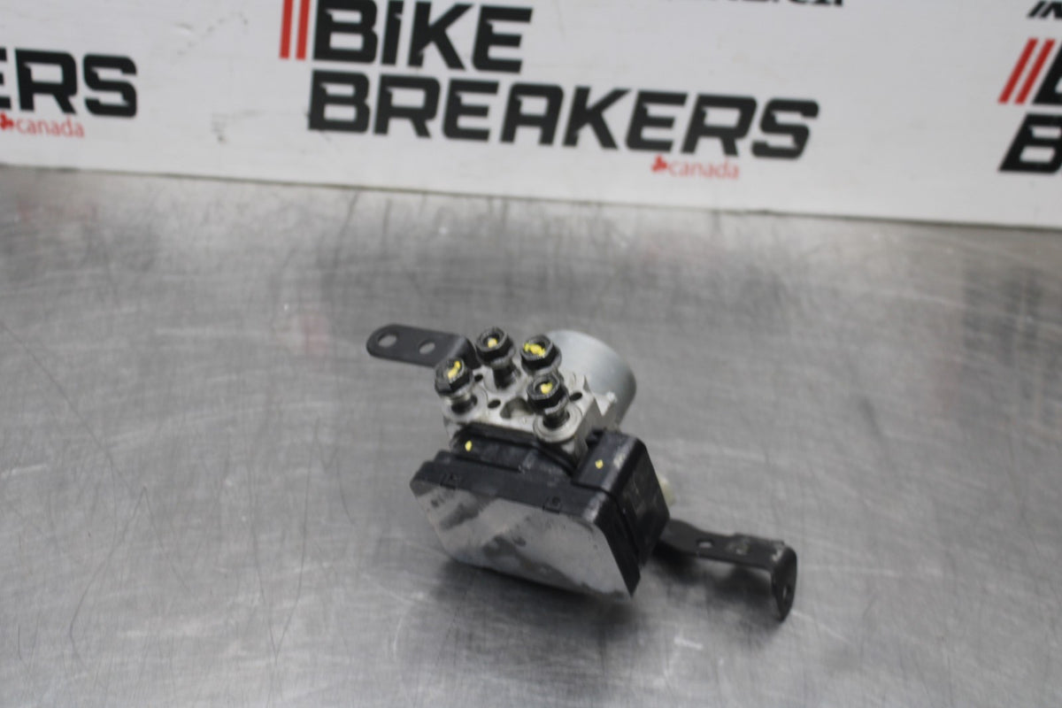 18-26 KAWASAKI Z400 ABS PUMP UNIT MODULE BB852