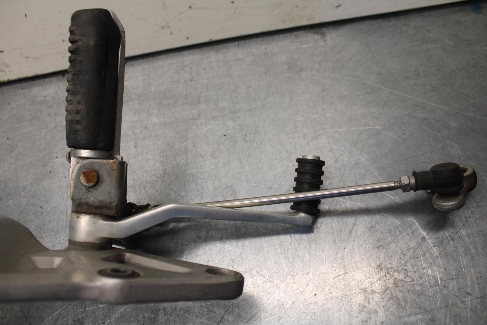1995 Suzuki RF600R LEFT REARSET REAR SET DRIVER FOOT PEG SHIFTER BB615