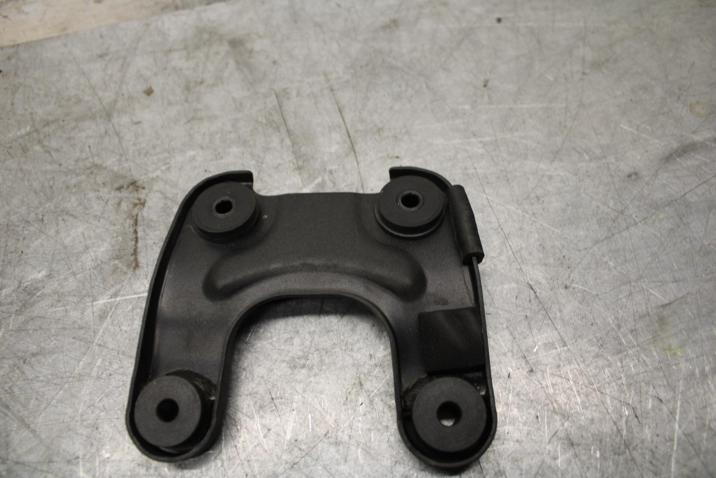 2009 Kawasaki Ninja ZX6R ZX600R FRONT GAS TANK BRACKET MOUNT BB44