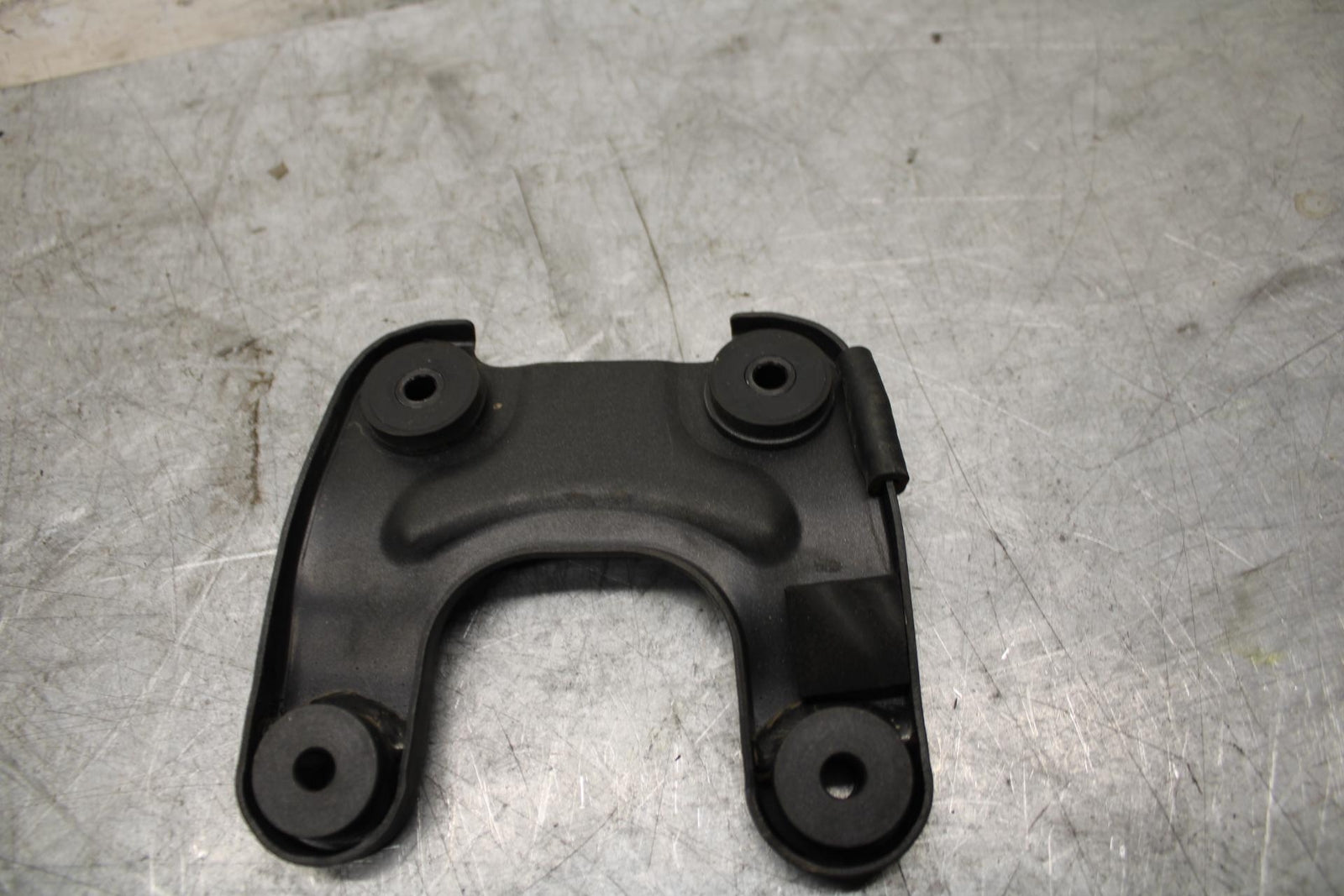 2009 Kawasaki Ninja ZX6R ZX600R FRONT GAS TANK BRACKET MOUNT BB44