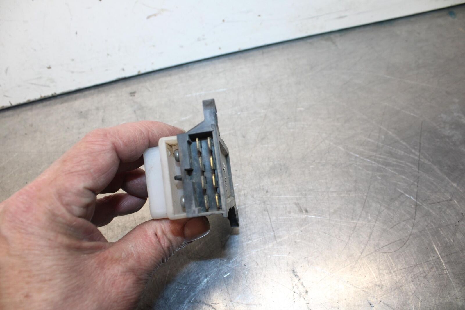 1988 Suzuki Katana 600 GSX600F RELAY ASSEMBLY FUSE BOX BB94