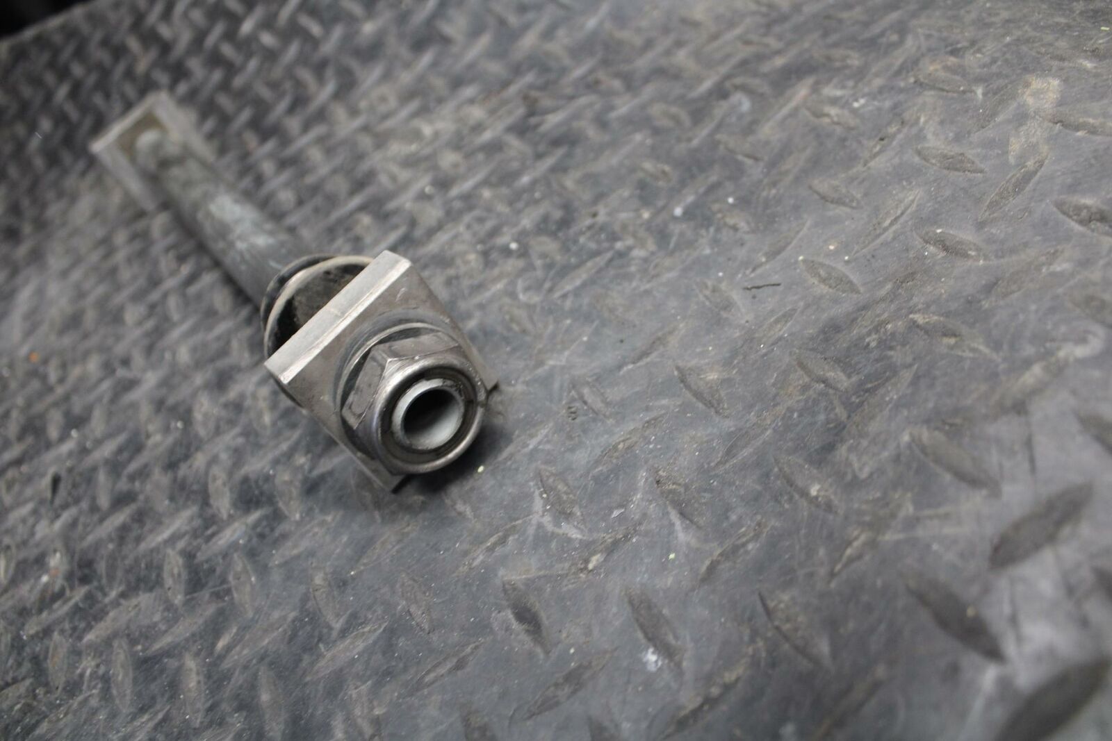 10-11 HONDA CBR1000RR REAR AXLE  WHEEL RIM PIVOT BOLT AXEL 42301-MFL-000 BB228