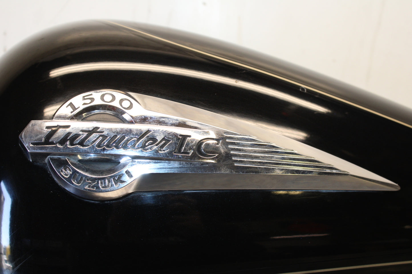00 SUZUKI INTRUDER 1500 VL1500 LEFT GAS TANK CAP COVER TRIM COWL FAIRING BB761