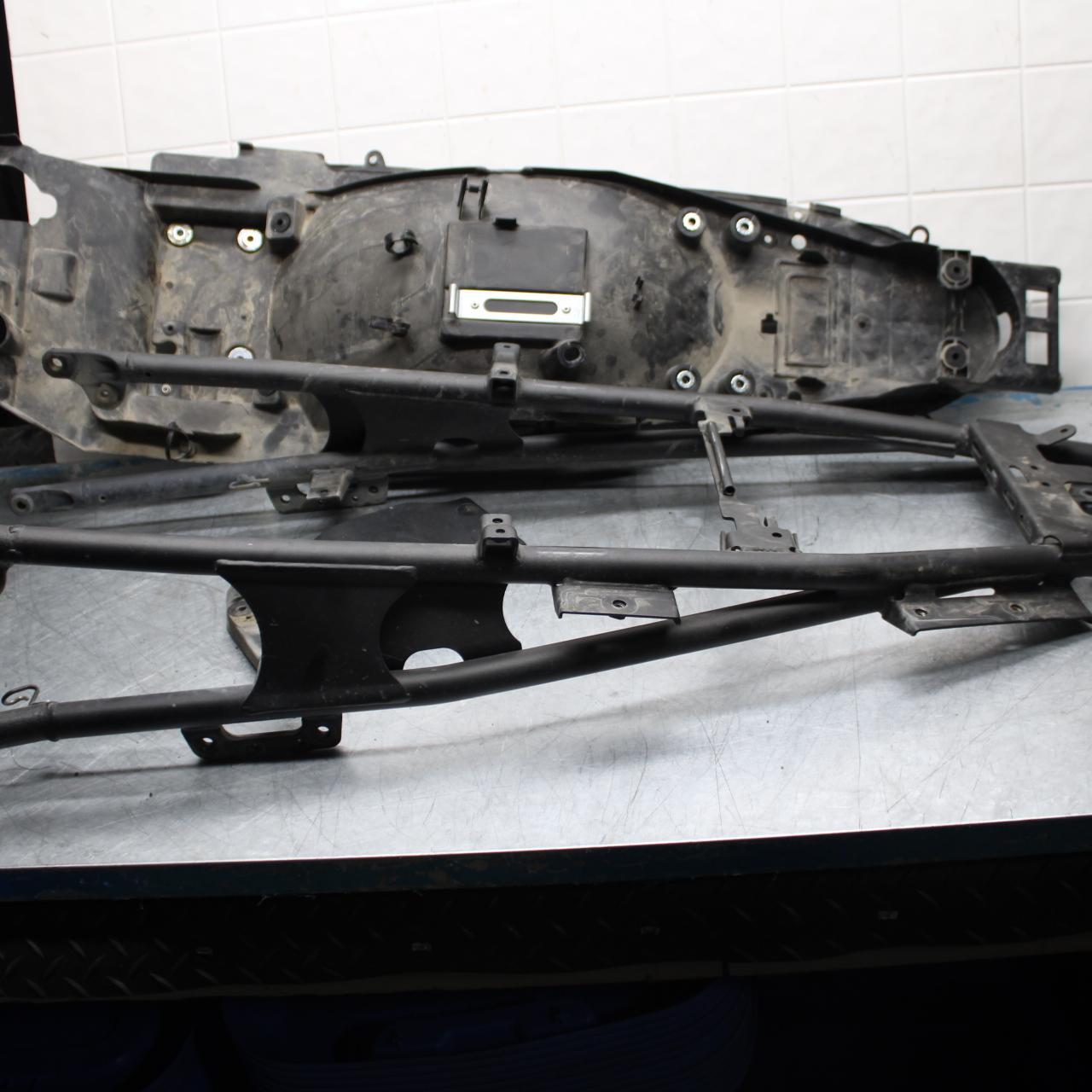 07-08 KAWASAKI CONCOURS 1400 ABS REAR BACK TAIL SUBFRAME SUB FRAME BB449