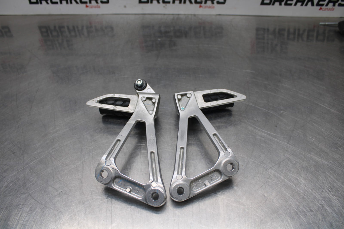 15-19 HONDA CBR300R REAR BACK PASSENGER PEG SET PAIR BB800