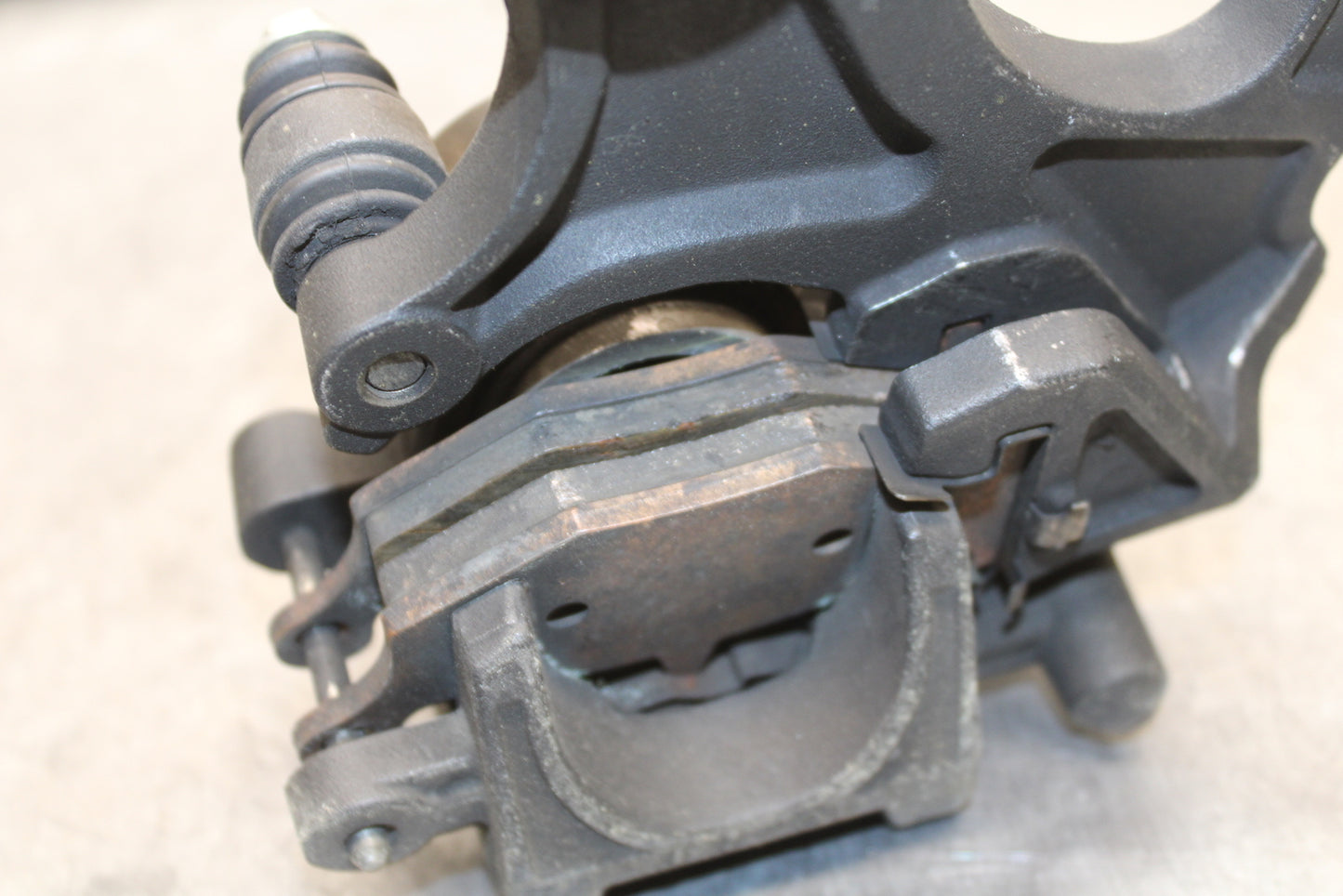 08-10 SUZUKI GSXR750 REAR BACK BRAKE CALIPER W MOUNT BRACKET BB119