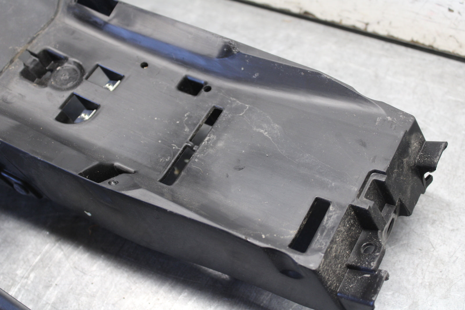 21-24 YAMAHA MT-07 REAR BACK TAIL UNDERTAIL BATTERY TRAY PLASTIC BB662